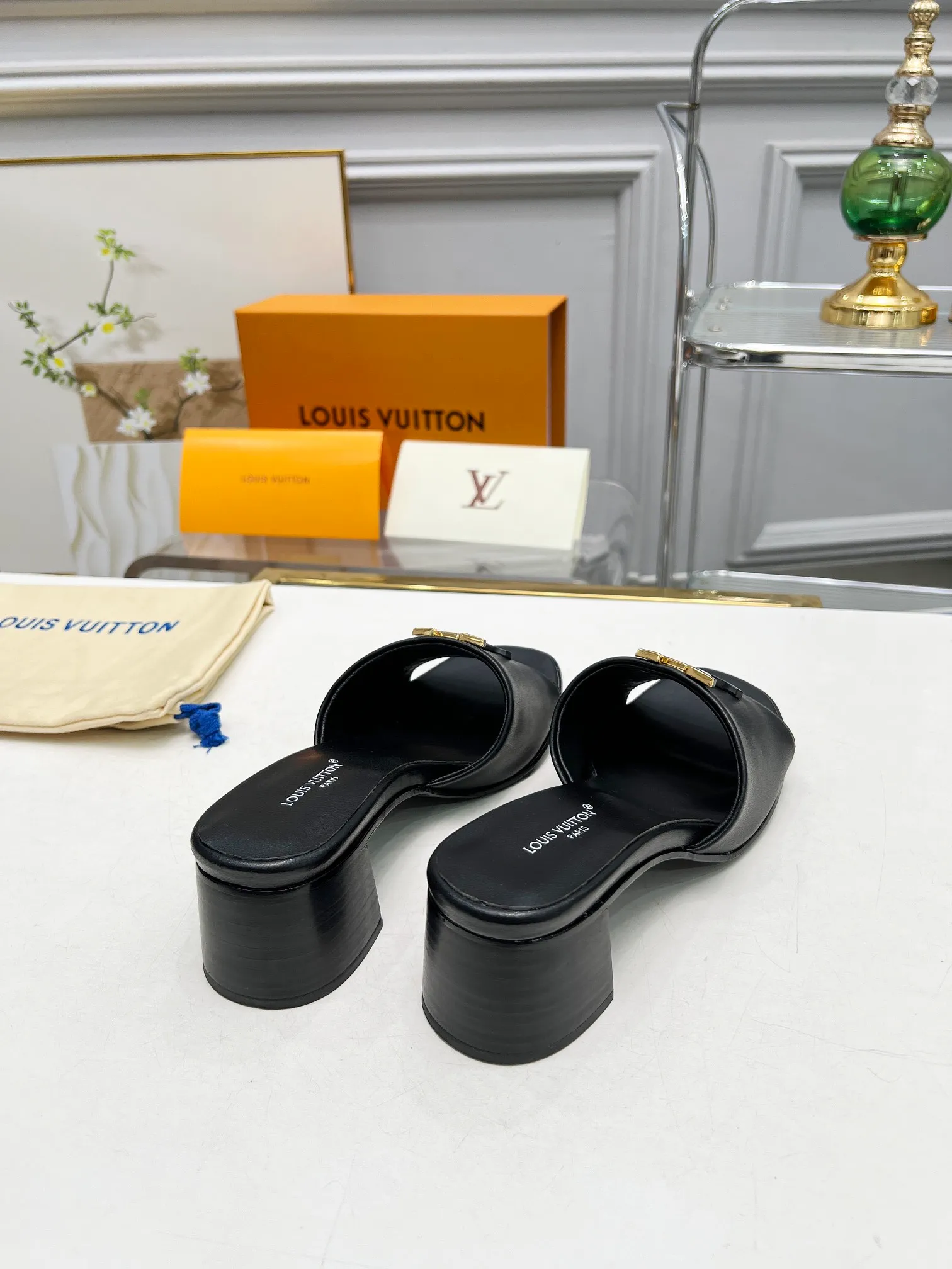 👟👟Ex-factory price 460👟👟Louis Vuitton/Louis Vuitton women's new sandals LV SUNSET COMFORT flat sandals are made of exquisite cowhide and sheepskin lining, the uppers show handicrafts, and are matched with genuine leather soles*@wearing experience. LV logo hardware buckle on upper, size 35-42